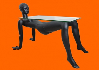 Стол с женщиной